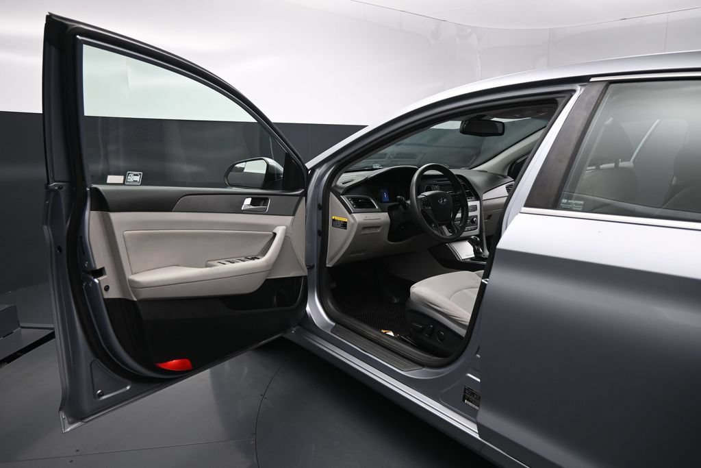 Used 2015 Hyundai Sonata SE w/ Option Group 09 FWD image 8