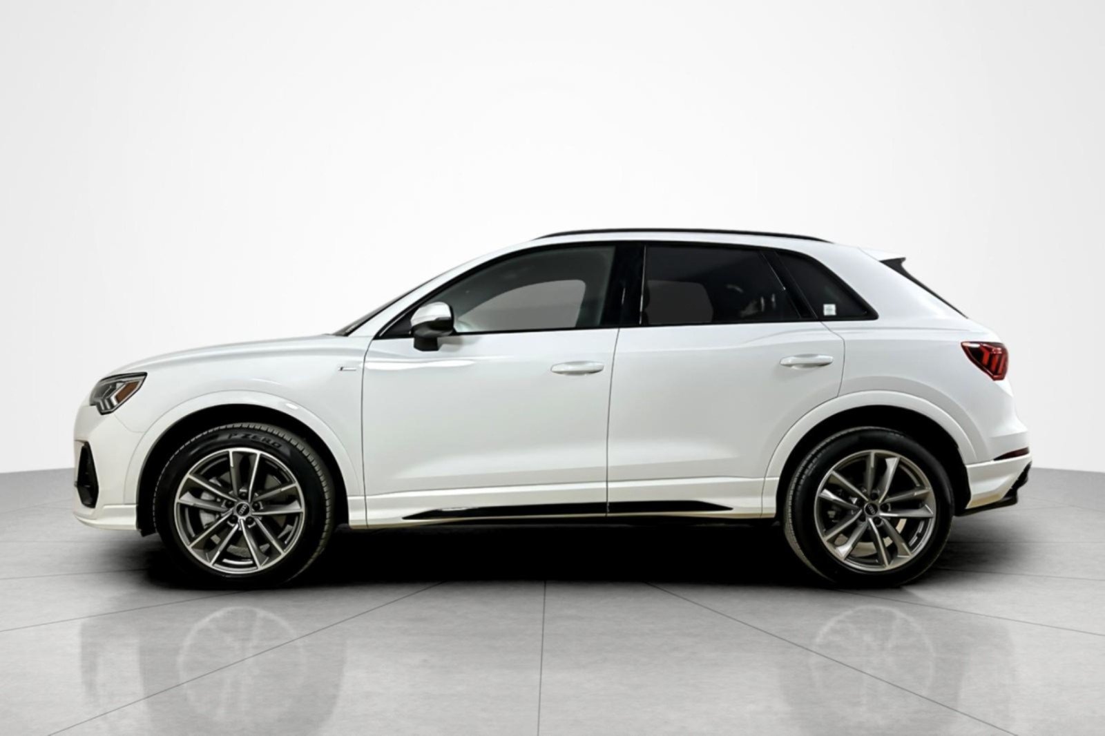 Used 2023 Audi Q3 2.0T Premium w/ Black Optic Sport Package AWD/4WD image 2
