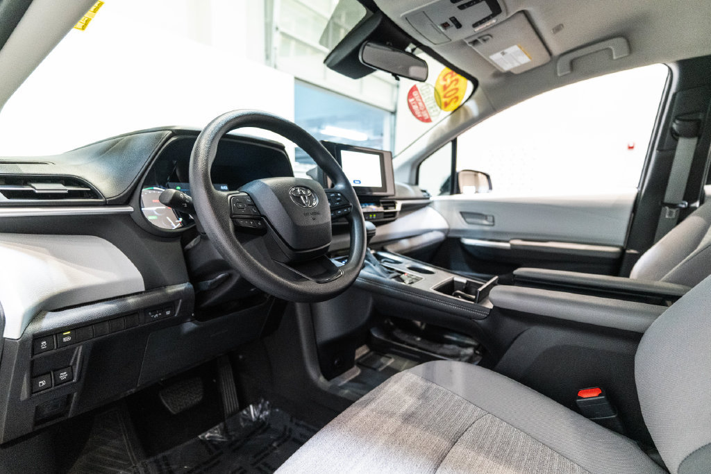 Certified 2025 Toyota Sienna LE FWD image 4