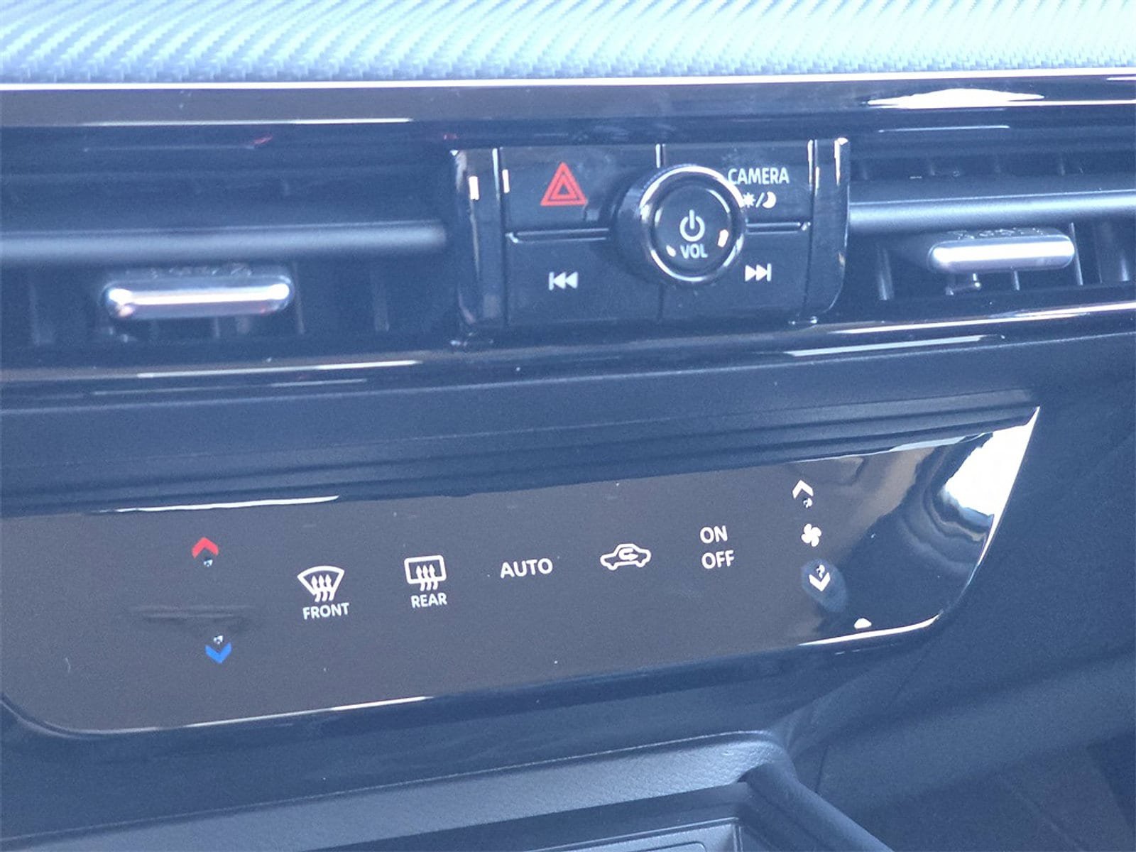 New 2026 Nissan Kicks SR AWD/4WD image 15