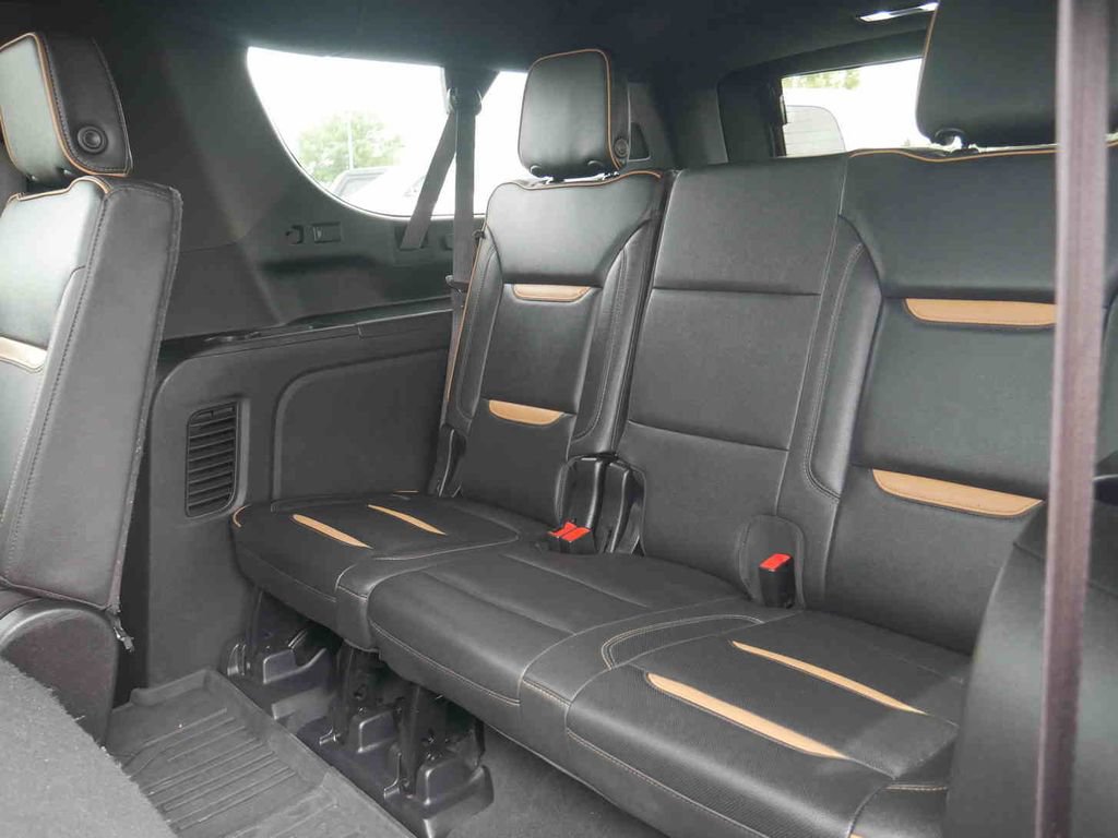 Used 2024 GMC Yukon XL AT4 w/ Technology Package AWD/4WD image 19