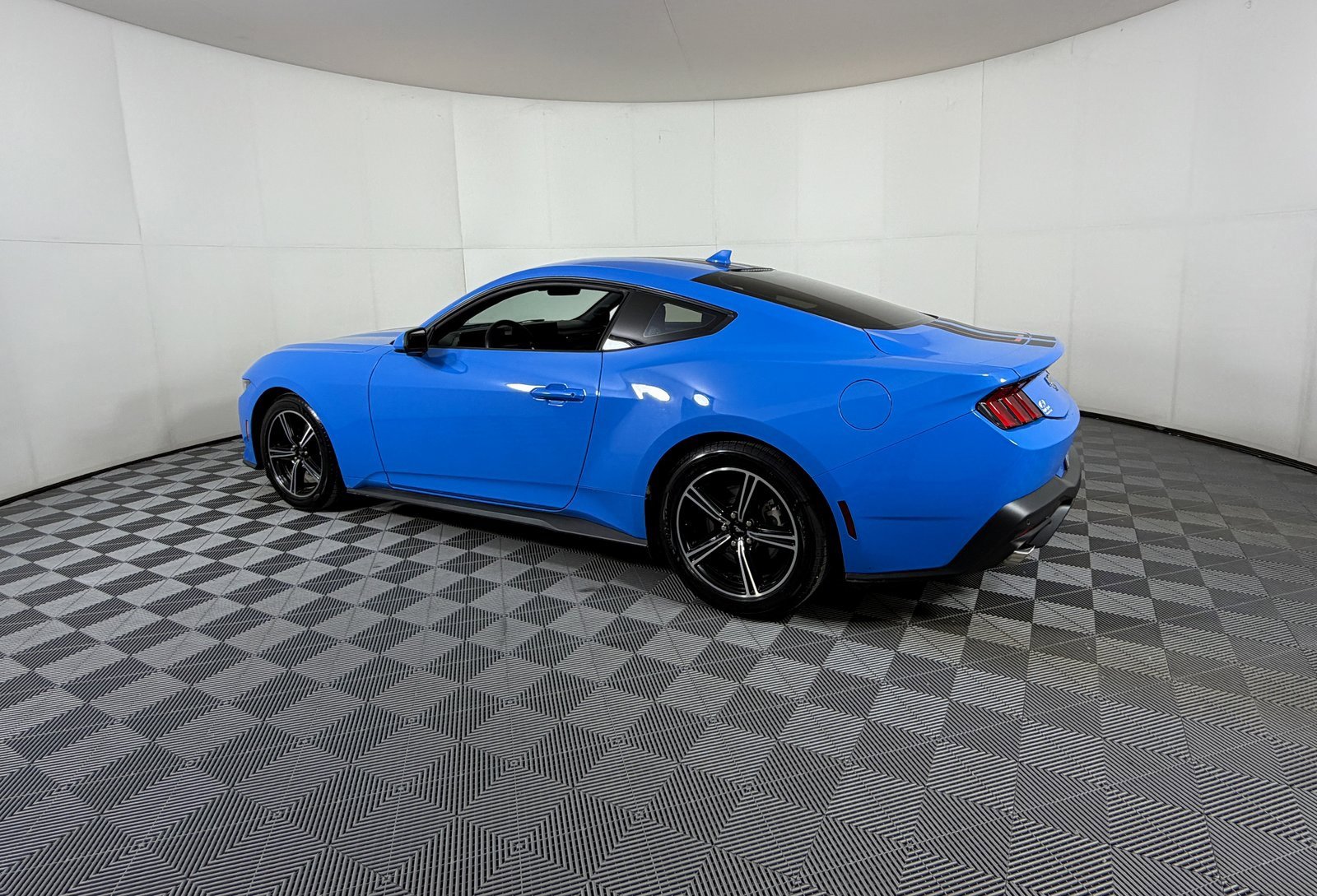 Used 2024 Ford Mustang EcoBoost image 3