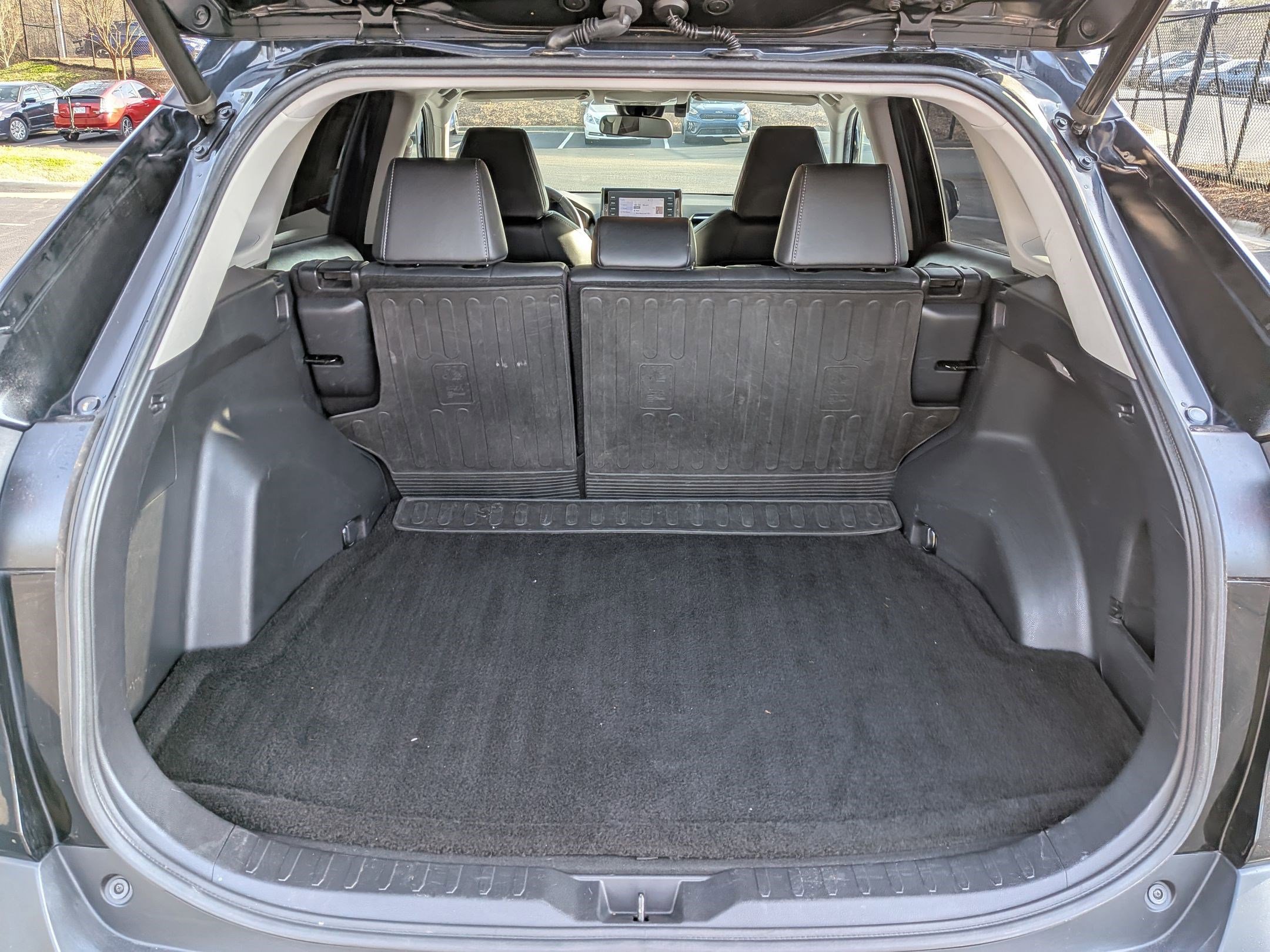 Used 2020 Toyota RAV4 XLE Premium image 34