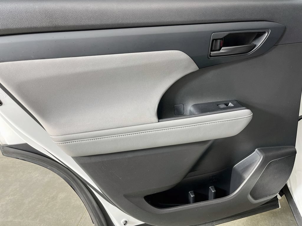 Used 2022 Toyota Highlander LE FWD image 28