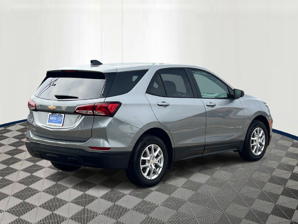 Used 2024 Chevrolet Equinox LS w/ LS Convenience Package FWD image 4