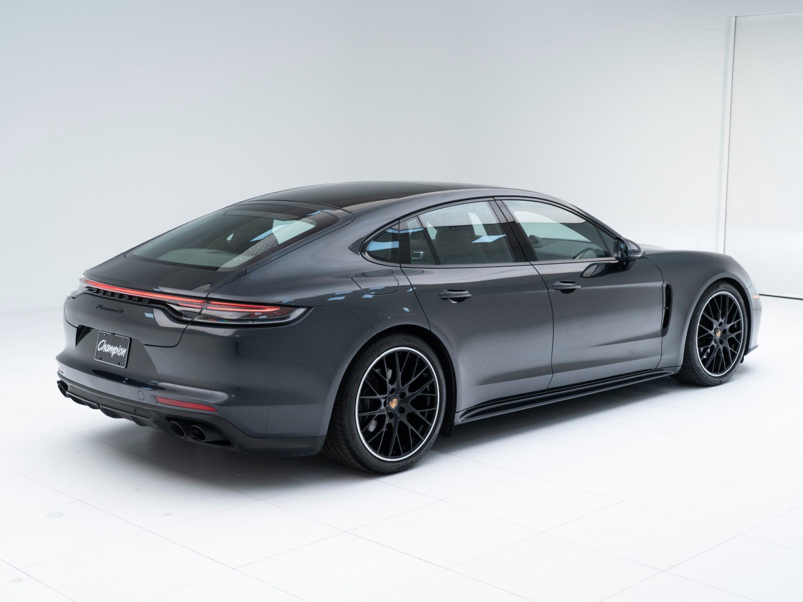 Certified 2022 Porsche Panamera 4 Platinum Edition image 9