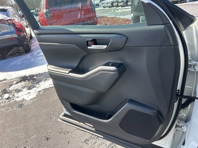 Used 2025 Toyota Highlander XLE image 28