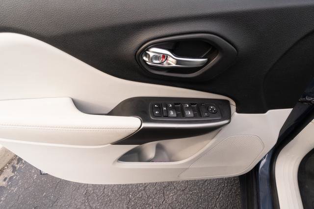 Used 2020 Jeep Cherokee Latitude Plus image 10