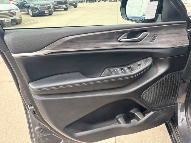 Used 2024 Jeep Grand Cherokee Limited w/ Black Appearance Package AWD/4WD image 10