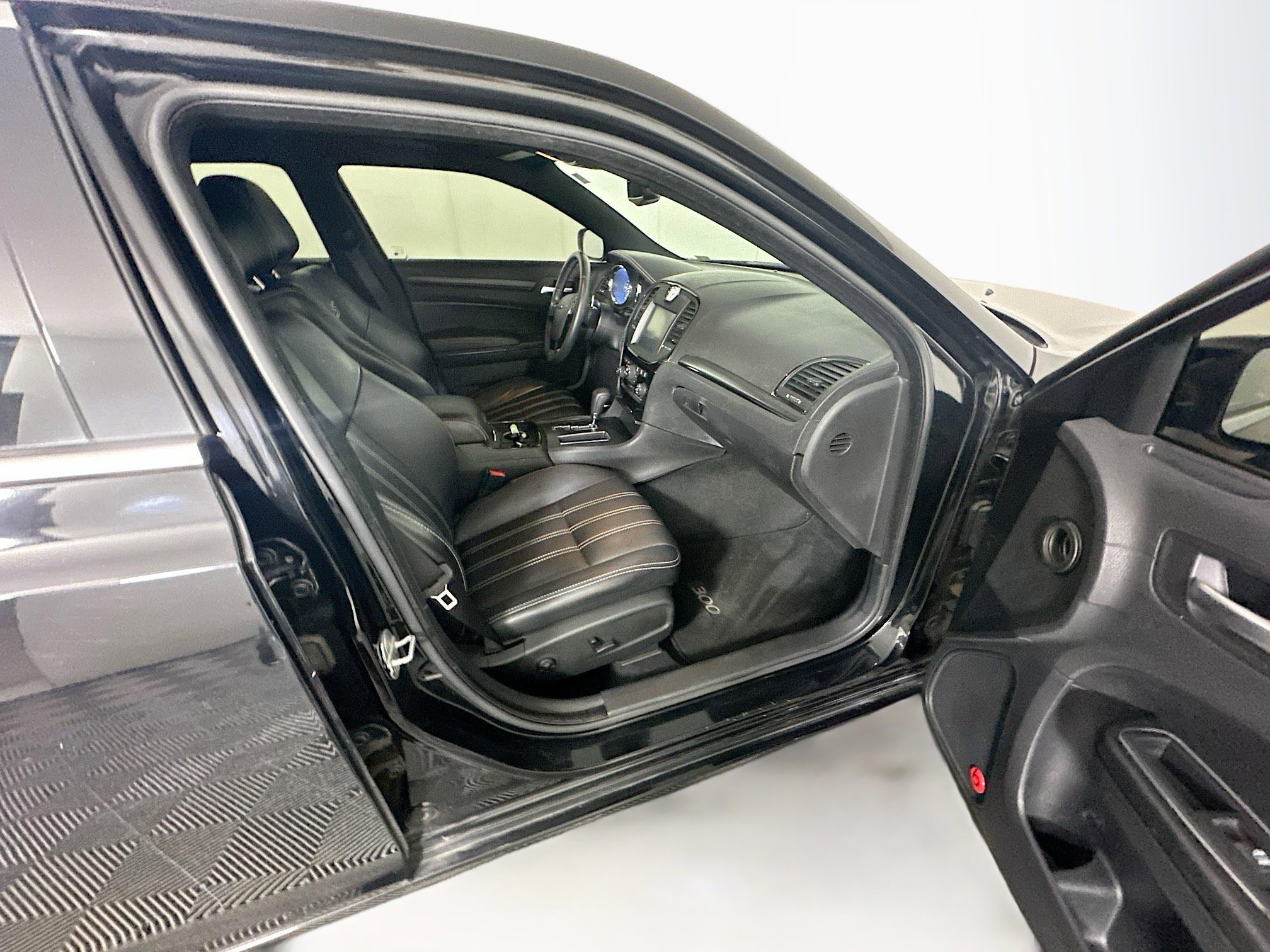 Used 2013 Chrysler 300 S RWD image 30