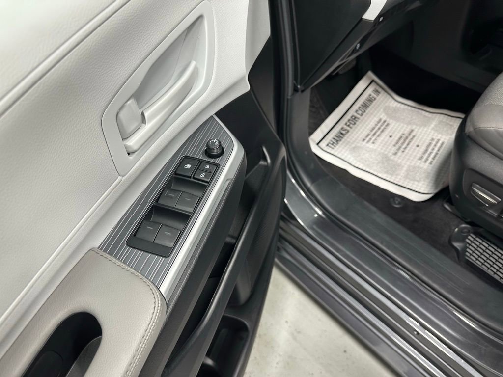 Used 2025 Toyota Sienna LE image 9