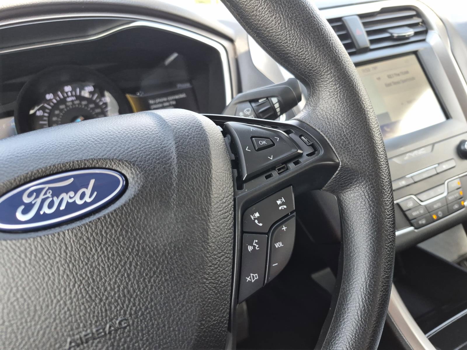 Used 2020 Ford Fusion SE FWD image 19