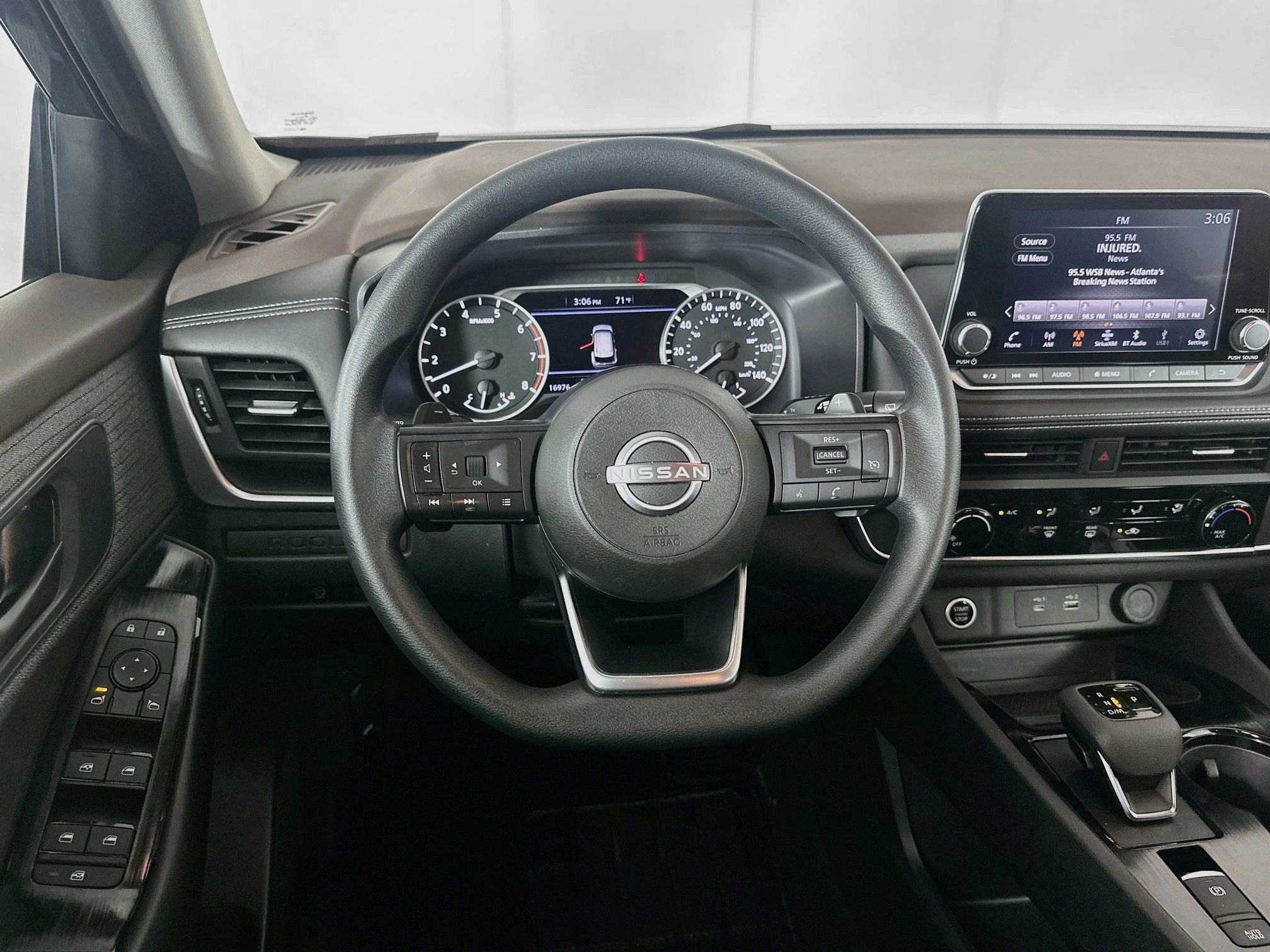 Used 2023 Nissan Rogue S AWD/4WD image 18
