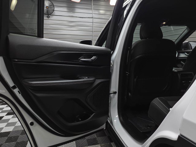 Used 2024 Jeep Grand Cherokee Laredo w/ Trailer Tow Package AWD/4WD image 33