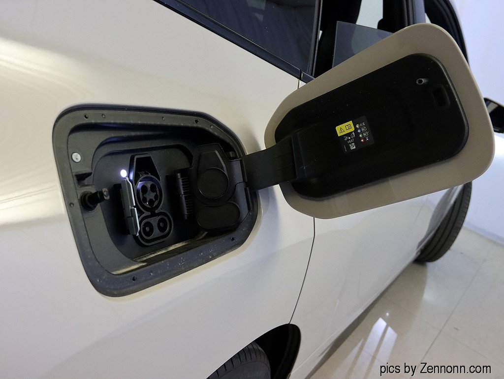 Used 2026 BMW iX xDrive45 w/ Premium Package image 10