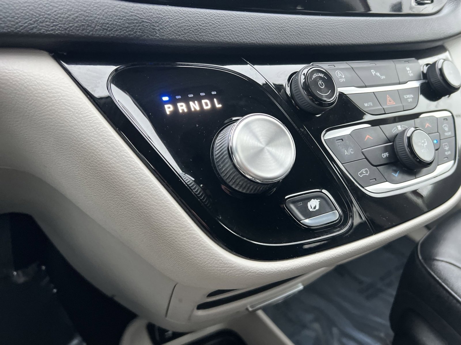 Used 2019 Chrysler Pacifica Touring-L image 21