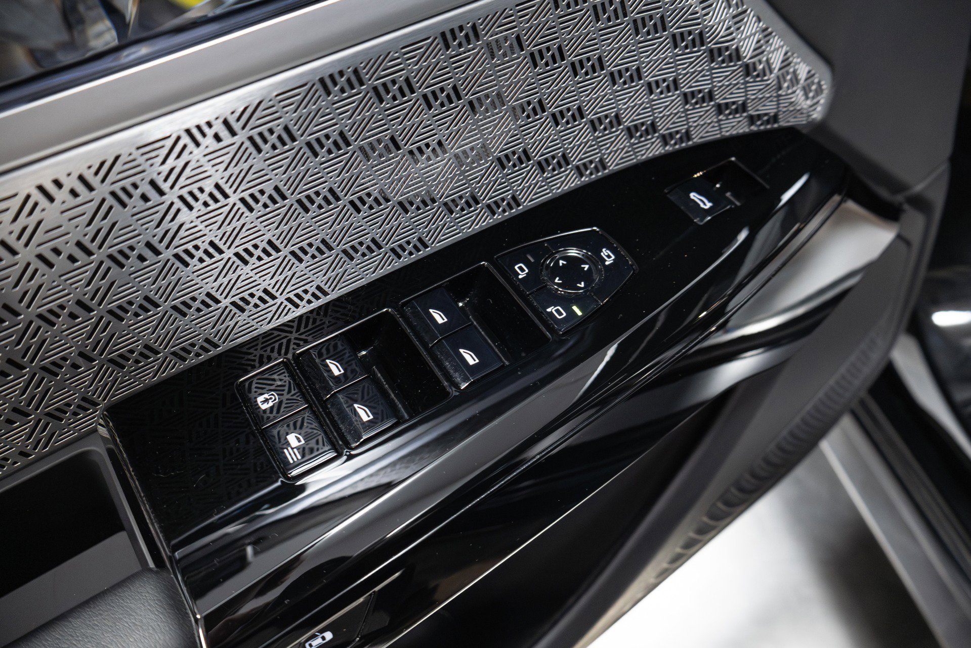 Used 2023 BMW 760i xDrive w/ Executive Package image 32