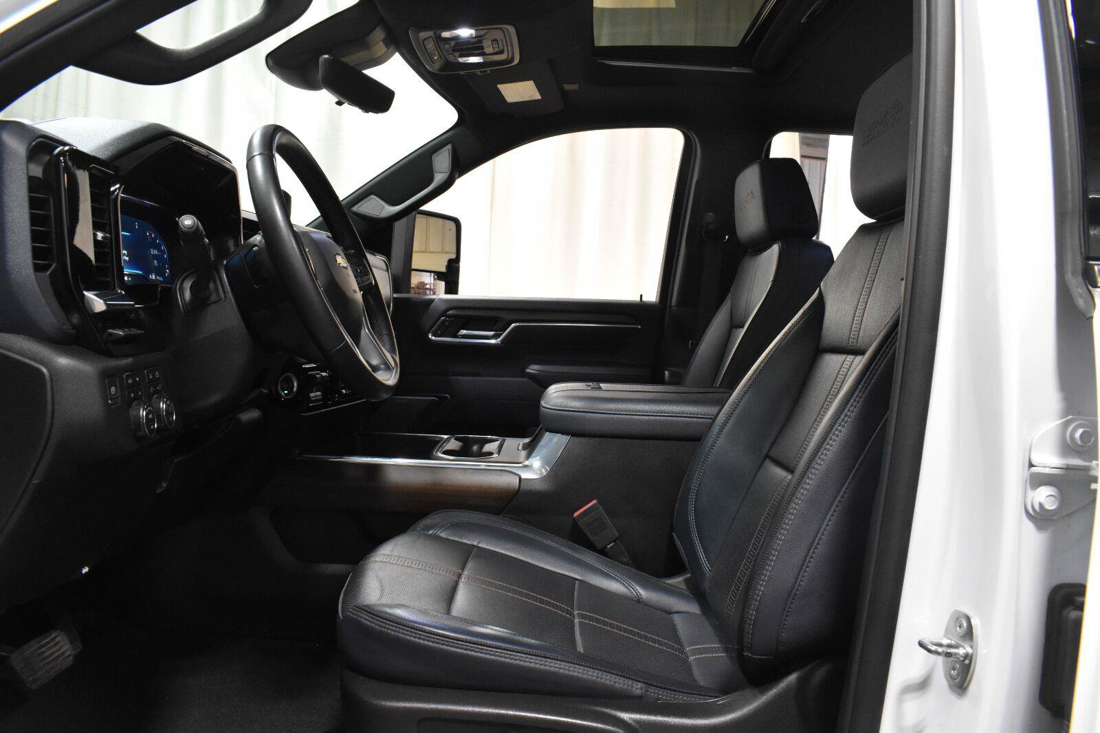 Used 2024 Chevrolet Silverado 3500 High Country w/ High Country Premium Package AWD/4WD image 3