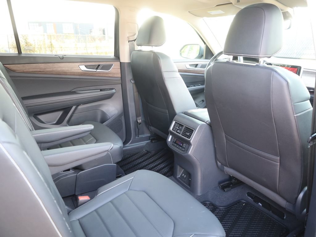 Used 2025 Volkswagen Atlas SEL image 18