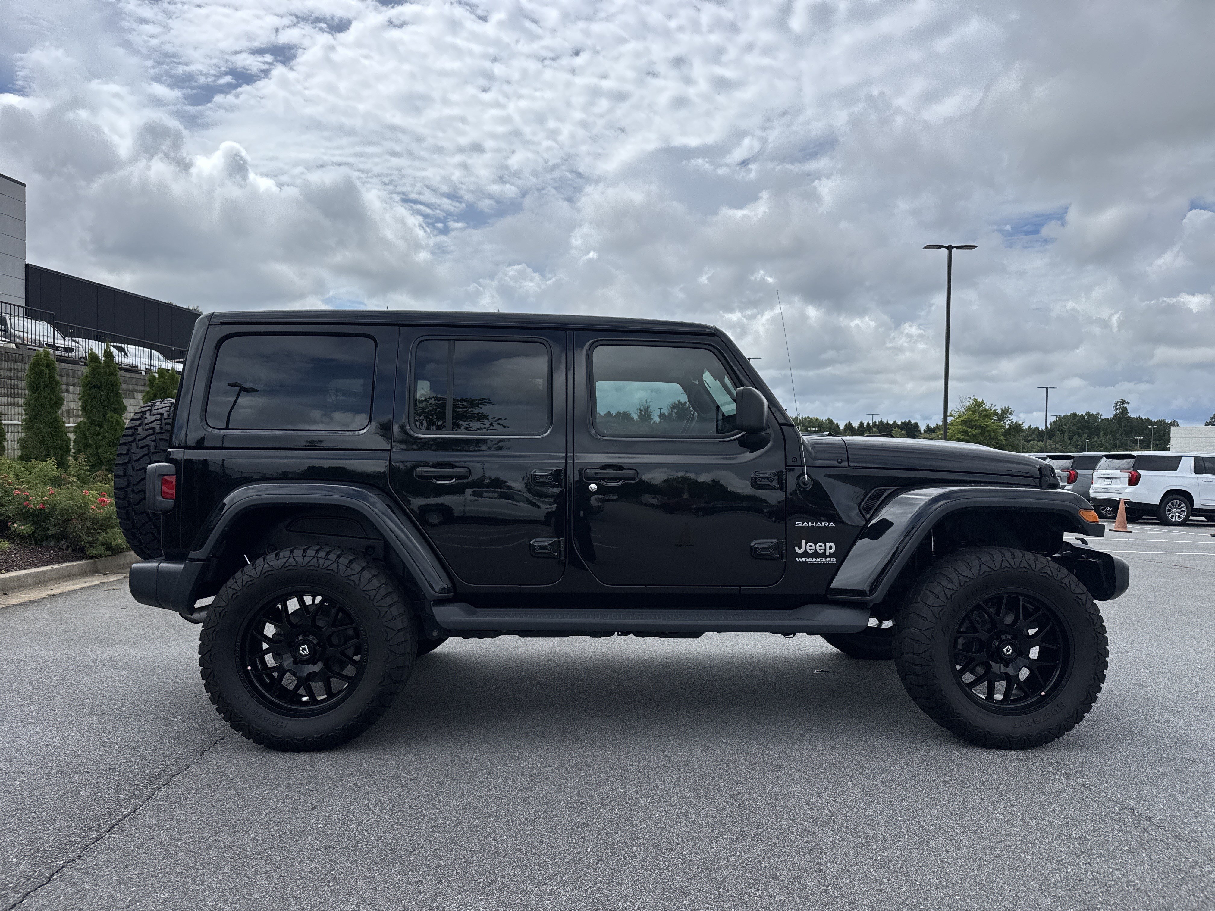 Used 2020 Jeep Wrangler Unlimited Sahara AWD/4WD image 11