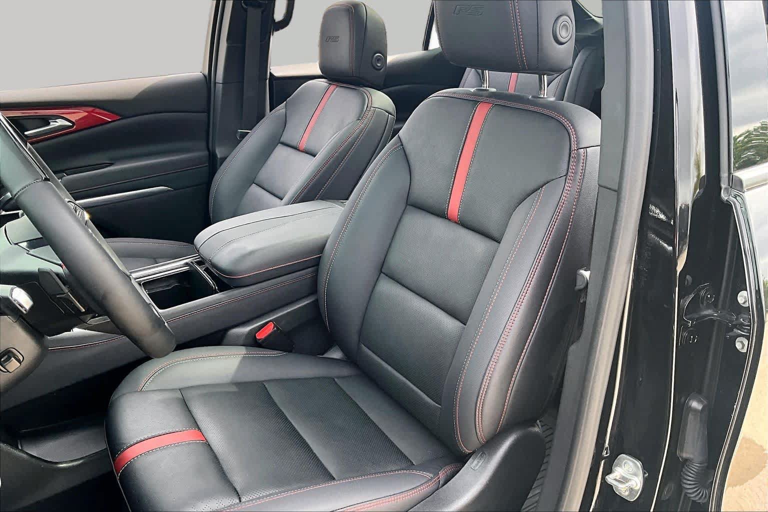 Used 2025 Chevrolet Traverse RS w/ LPO, Floor Liner Package FWD image 7
