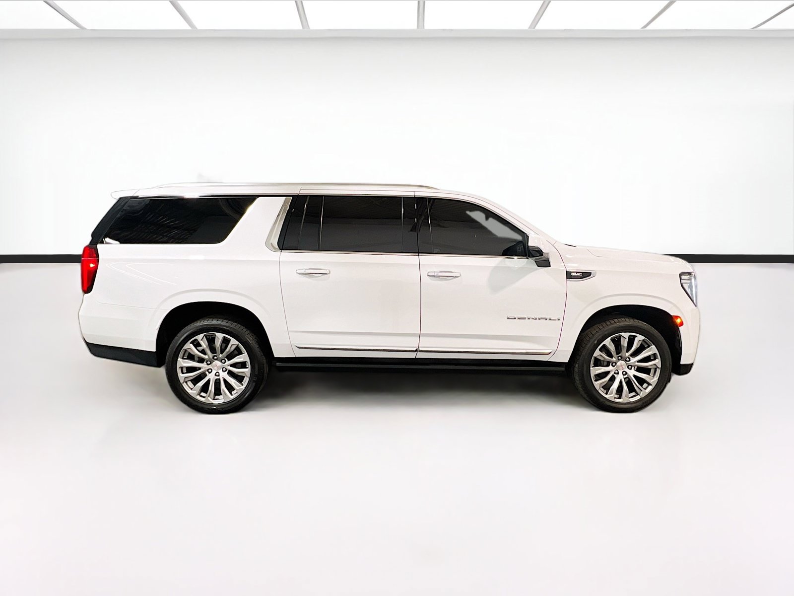 Used 2022 GMC Yukon XL Denali w/ Denali Premium Package AWD/4WD image 26