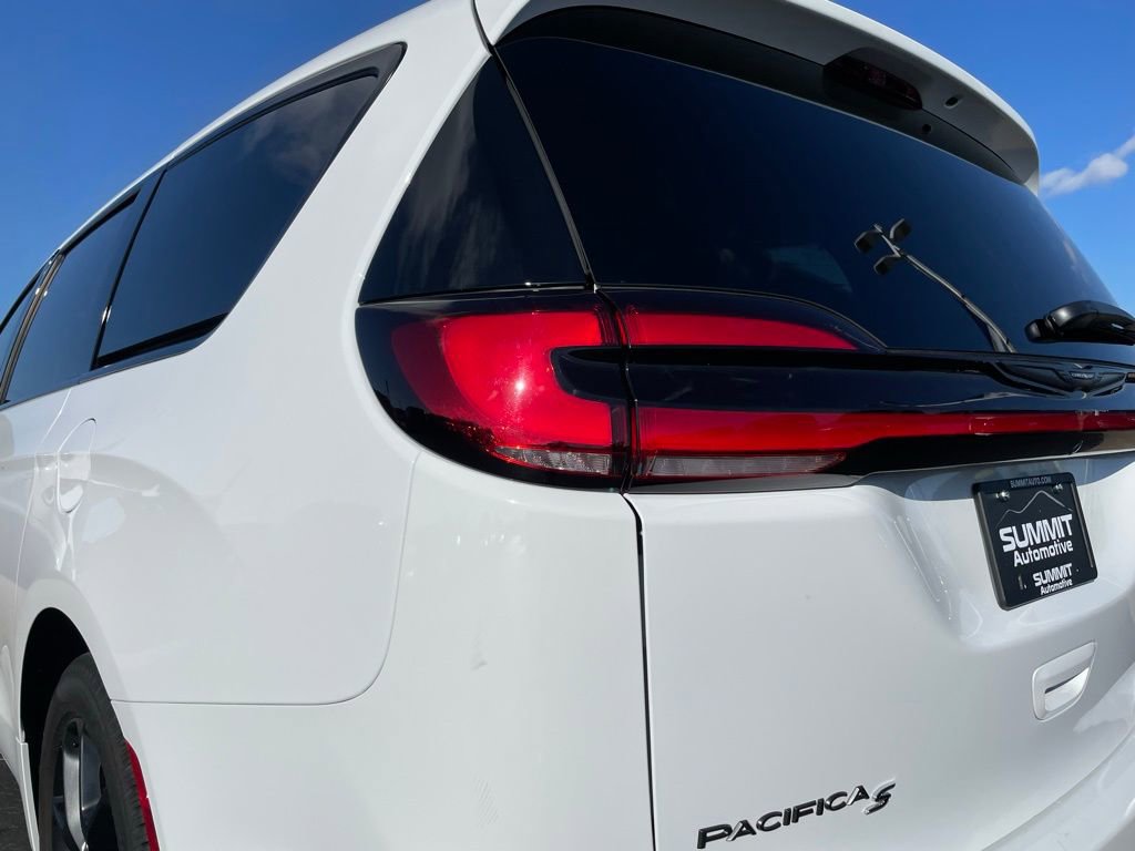 Used 2025 Chrysler Pacifica Limited image 31