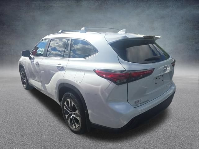 Used 2023 Toyota Highlander XLE AWD/4WD image 6