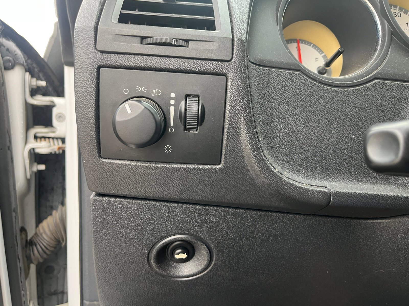 Used 2010 Dodge Challenger SE image 28