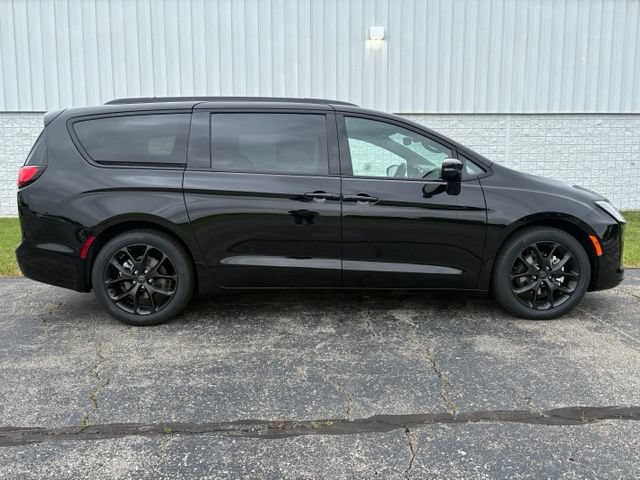 New 2027 Chrysler Pacifica Limited FWD image 17