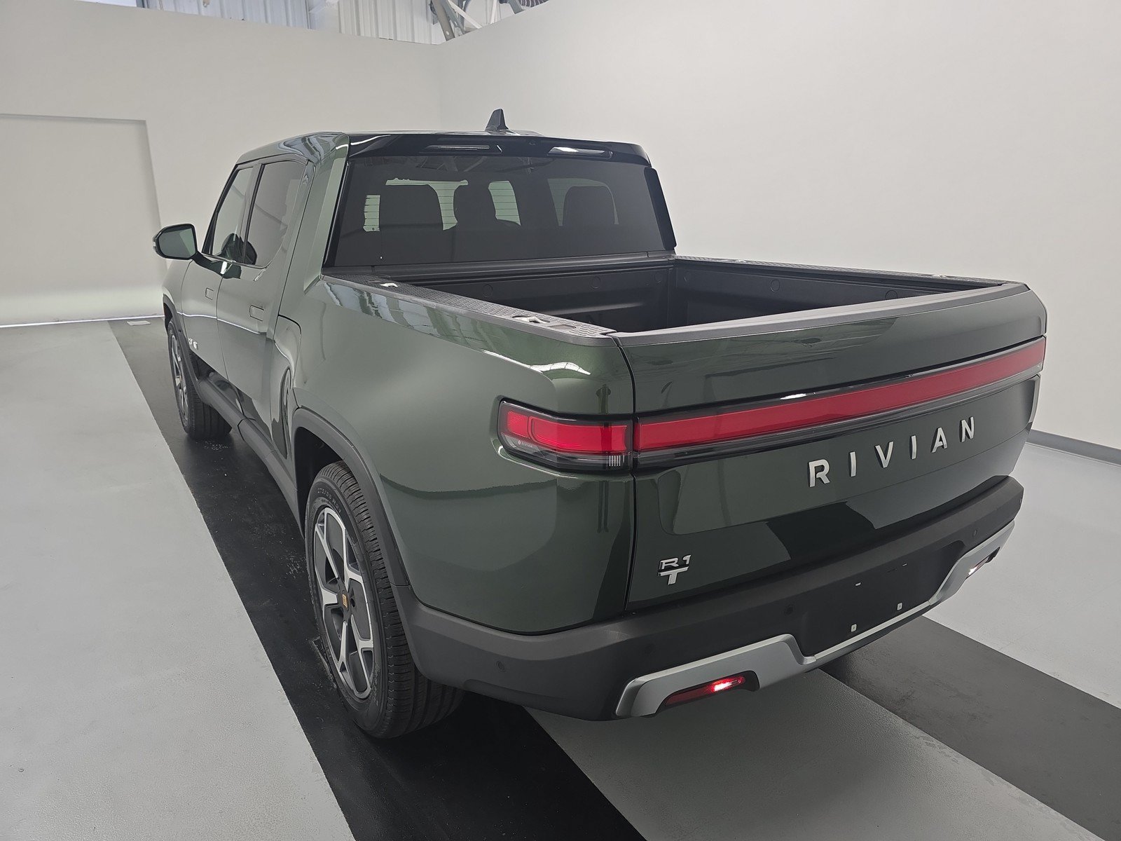 Used 2024 Rivian R1T Adventure AWD/4WD image 3