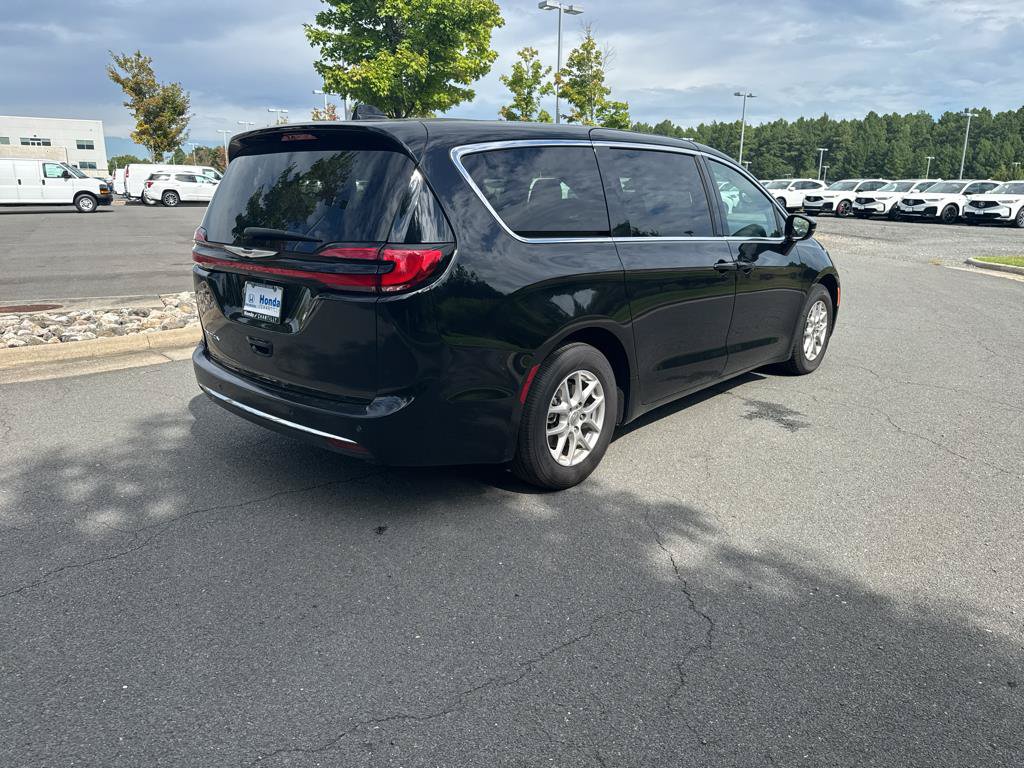 Used 2025 Chrysler Pacifica Select FWD image 7
