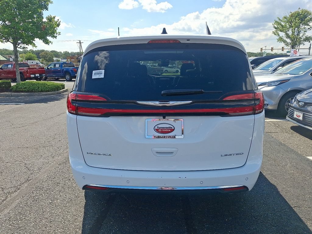 Used 2026 Chrysler Pacifica Limited FWD image 5