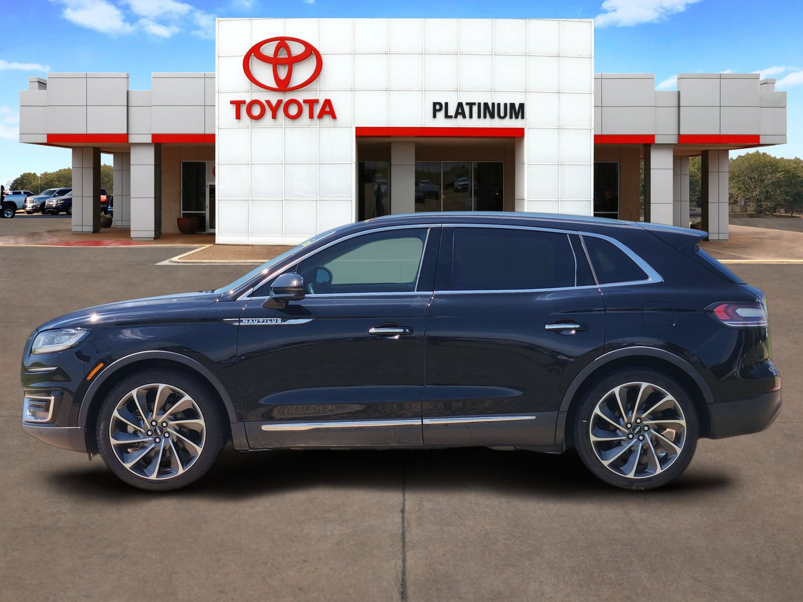 Used 2020 Lincoln Nautilus Reserve w/ Equipment Group 201A FWD image 3