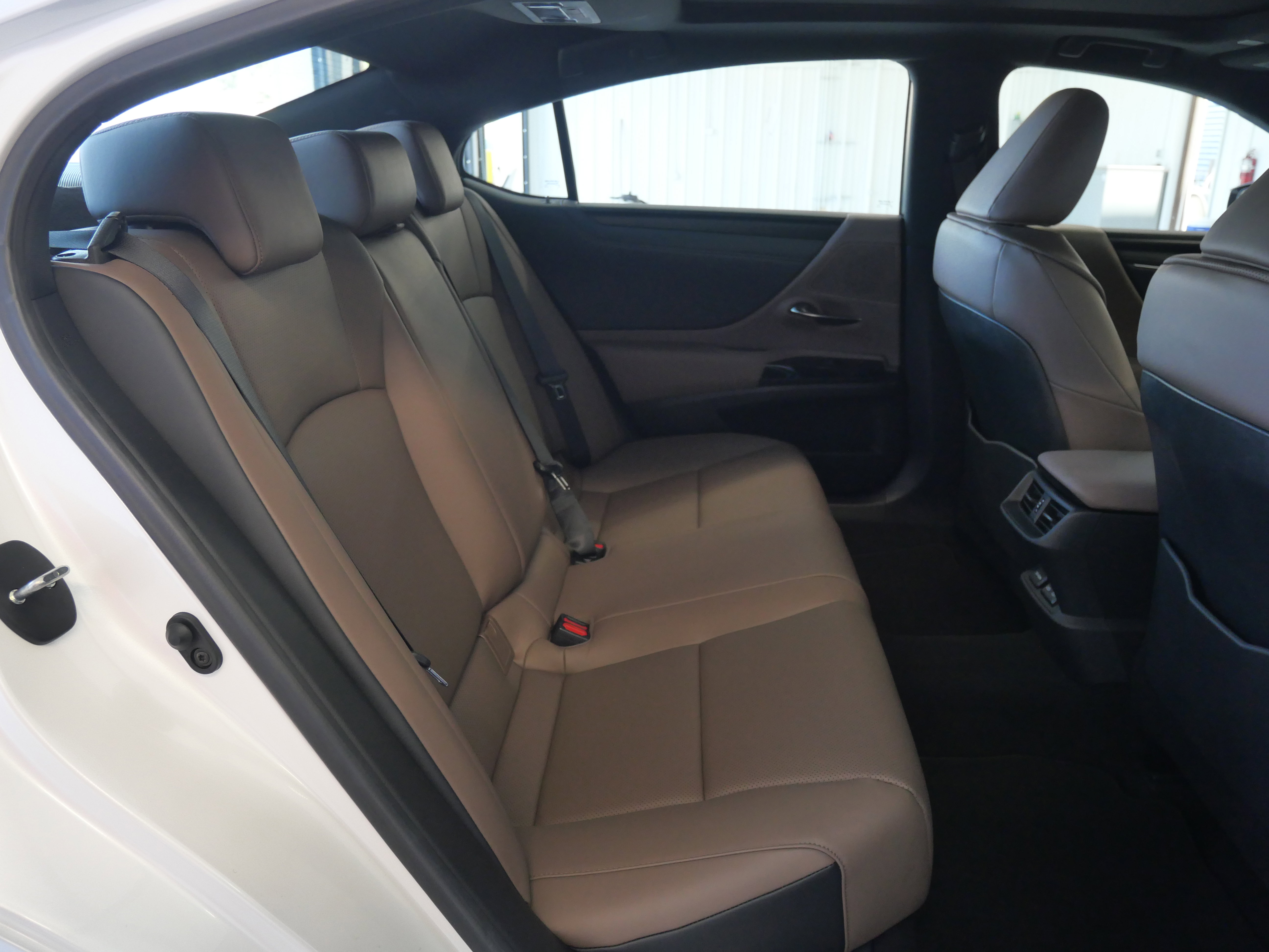 Used 2025 Lexus ES 350 w/ Premium Package image 12