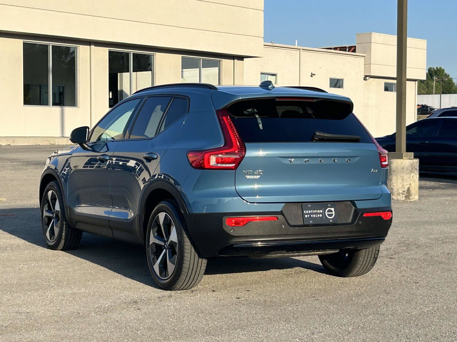 Certified 2023 Volvo XC40 B4 Ultimate FWD image 5