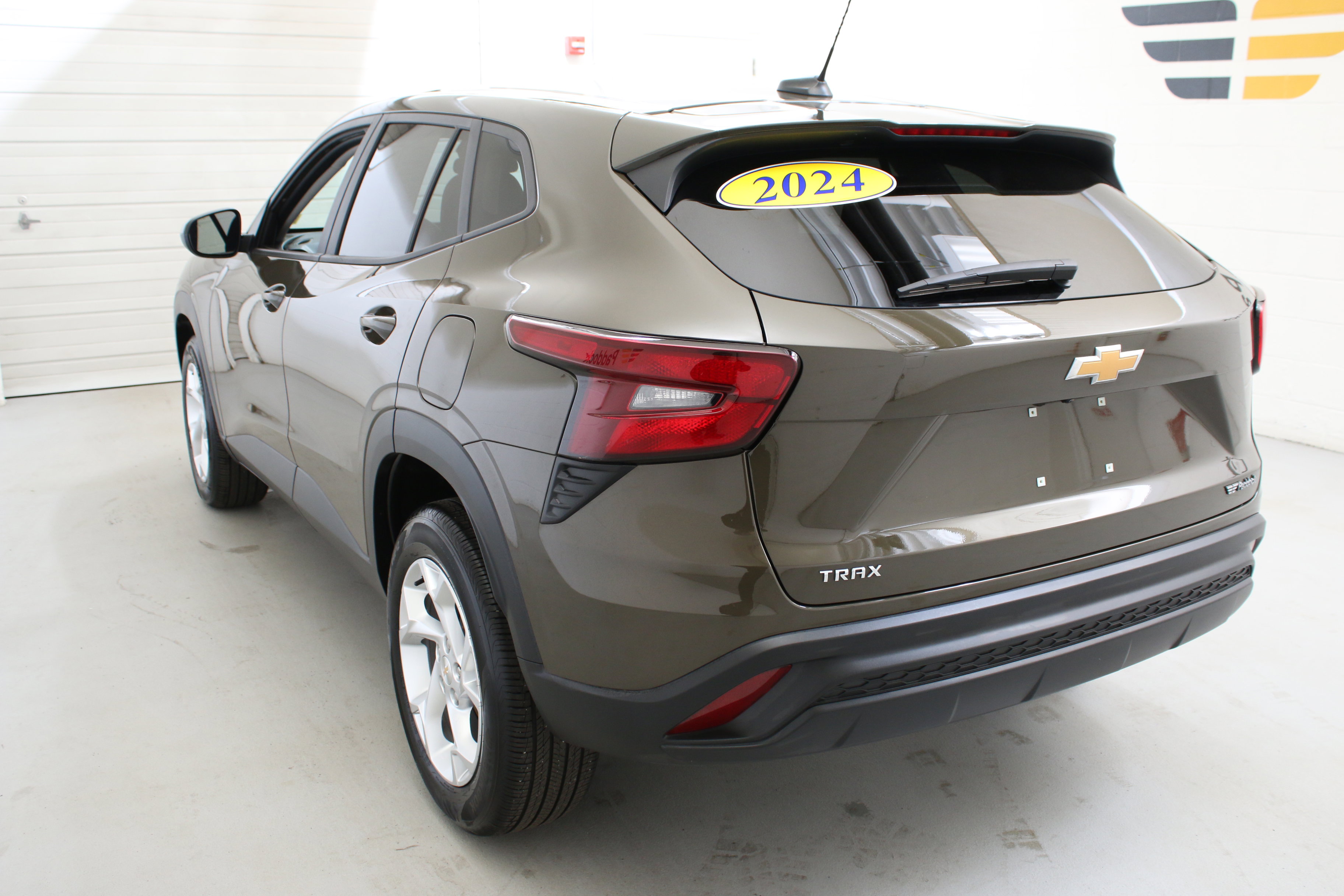 Used 2024 Chevrolet Trax LS w/ LS Convenience Package FWD image 6