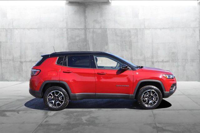 Used 2025 Jeep Compass Trailhawk AWD/4WD image 5
