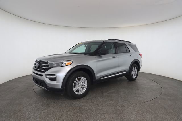 Used 2024 Ford Explorer XLT w/ Equipment Group 202A AWD/4WD image 3