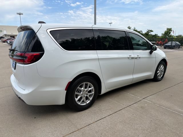 Used 2023 Chrysler Pacifica Touring-L FWD image 5