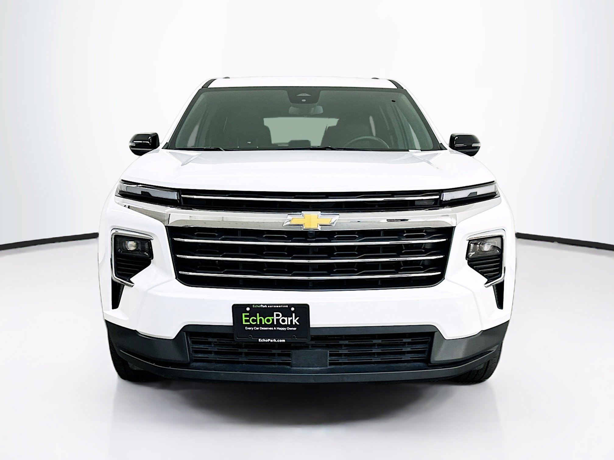 Used 2025 Chevrolet Traverse LT image 2