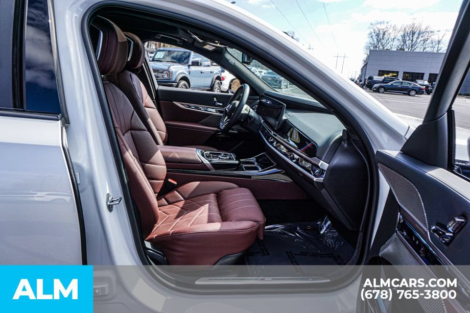 Used 2025 BMW i7 eDrive50 w/ M Sport Package RWD image 23