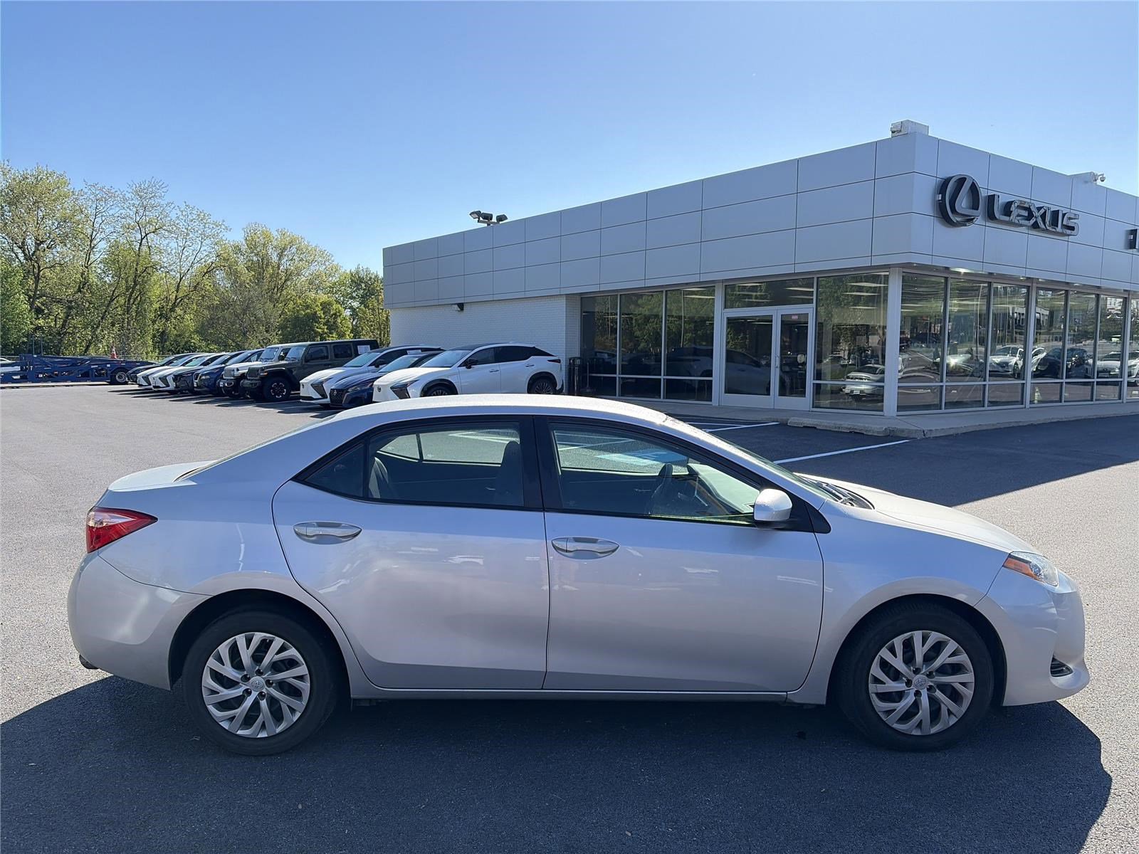 Used 2018 Toyota Corolla LE w/ Carpet Mat Package (TMS) FWD image 6