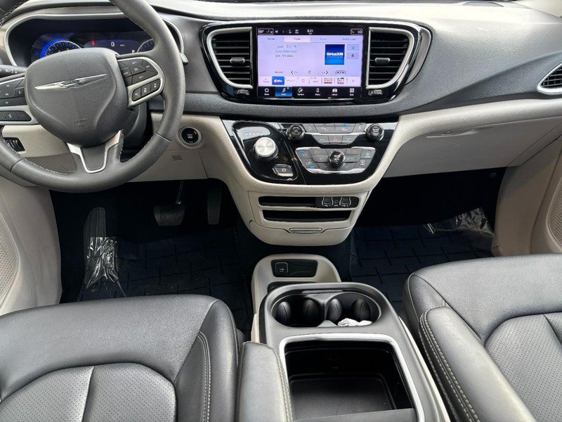 Used 2024 Chrysler Pacifica Touring-L FWD image 14