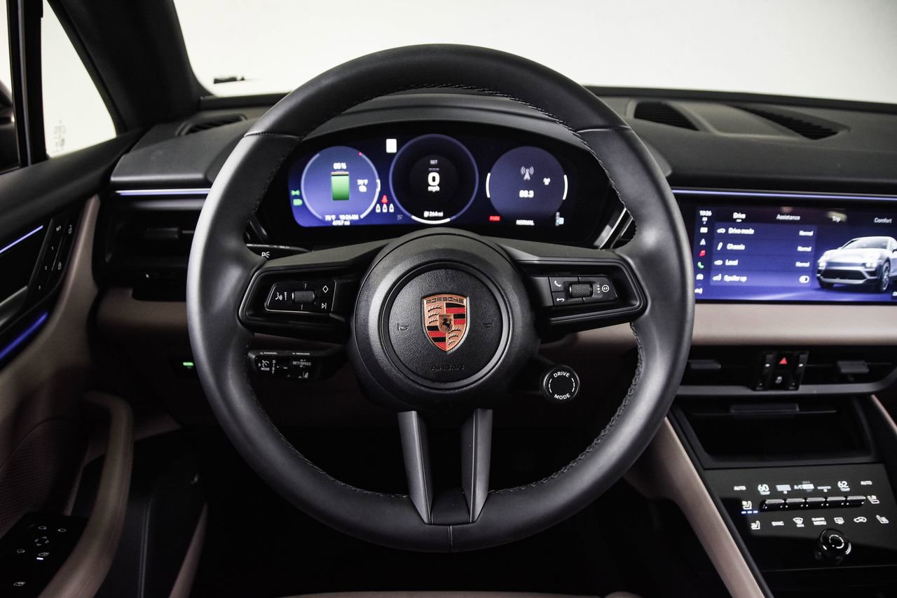 Certified 2025 Porsche Macan Electric image 26