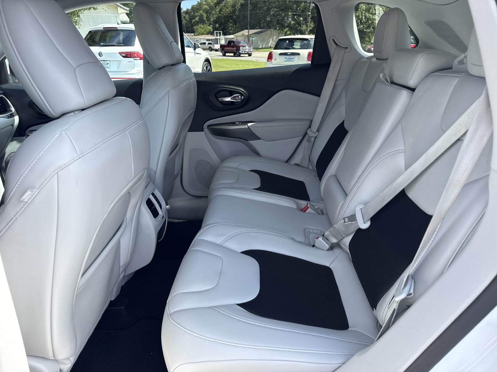 Used 2021 Jeep Cherokee Latitude Plus FWD image 11