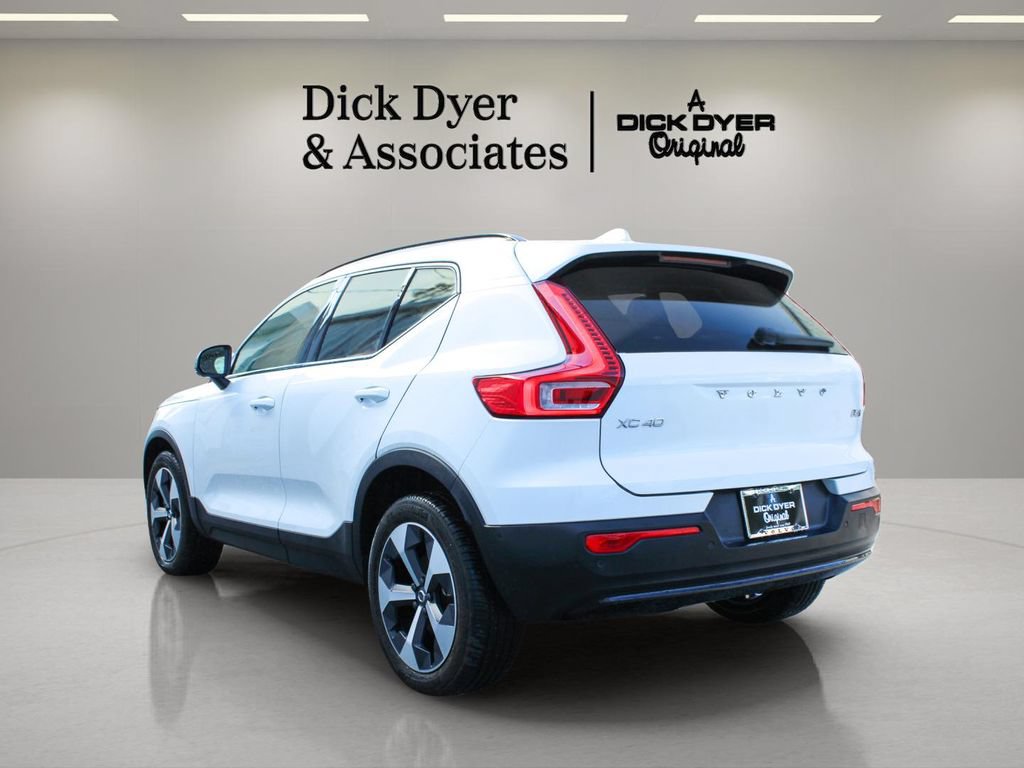 Certified 2025 Volvo XC40 B5 Plus AWD/4WD image 9