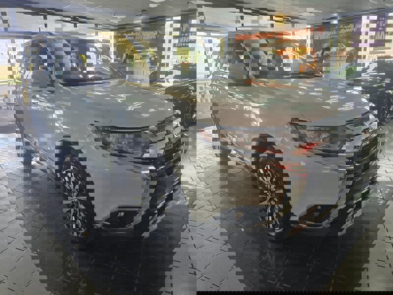 Used 2019 Mitsubishi Outlander SE image 3