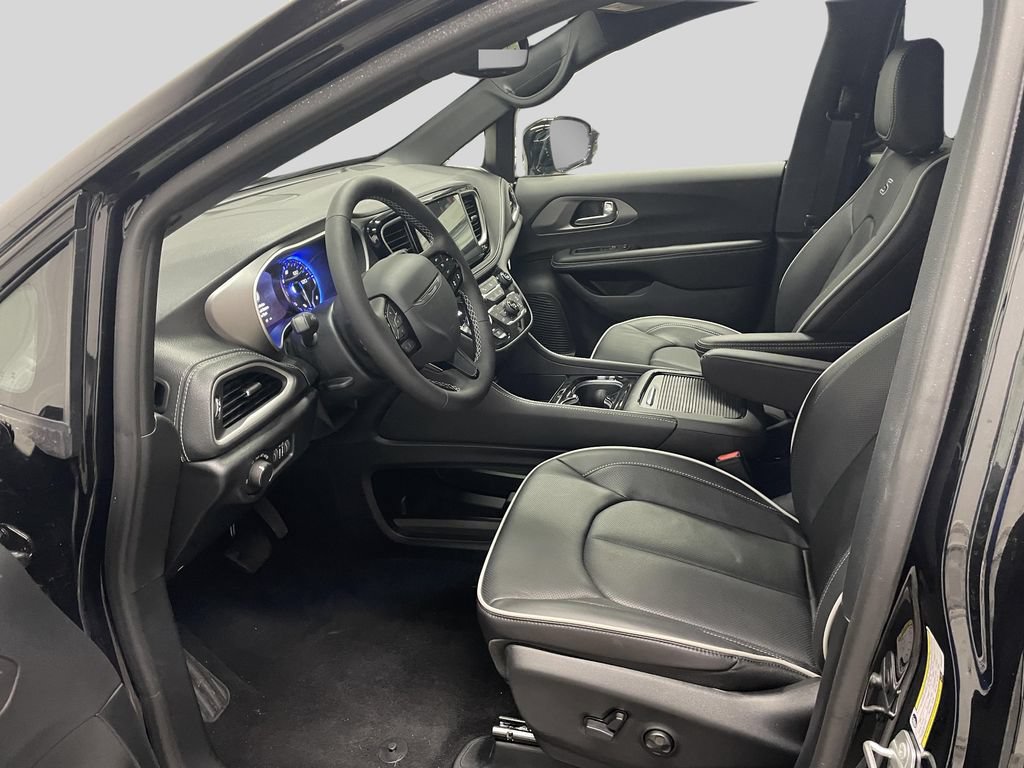 New 2027 Chrysler Pacifica Limited AWD/4WD image 14