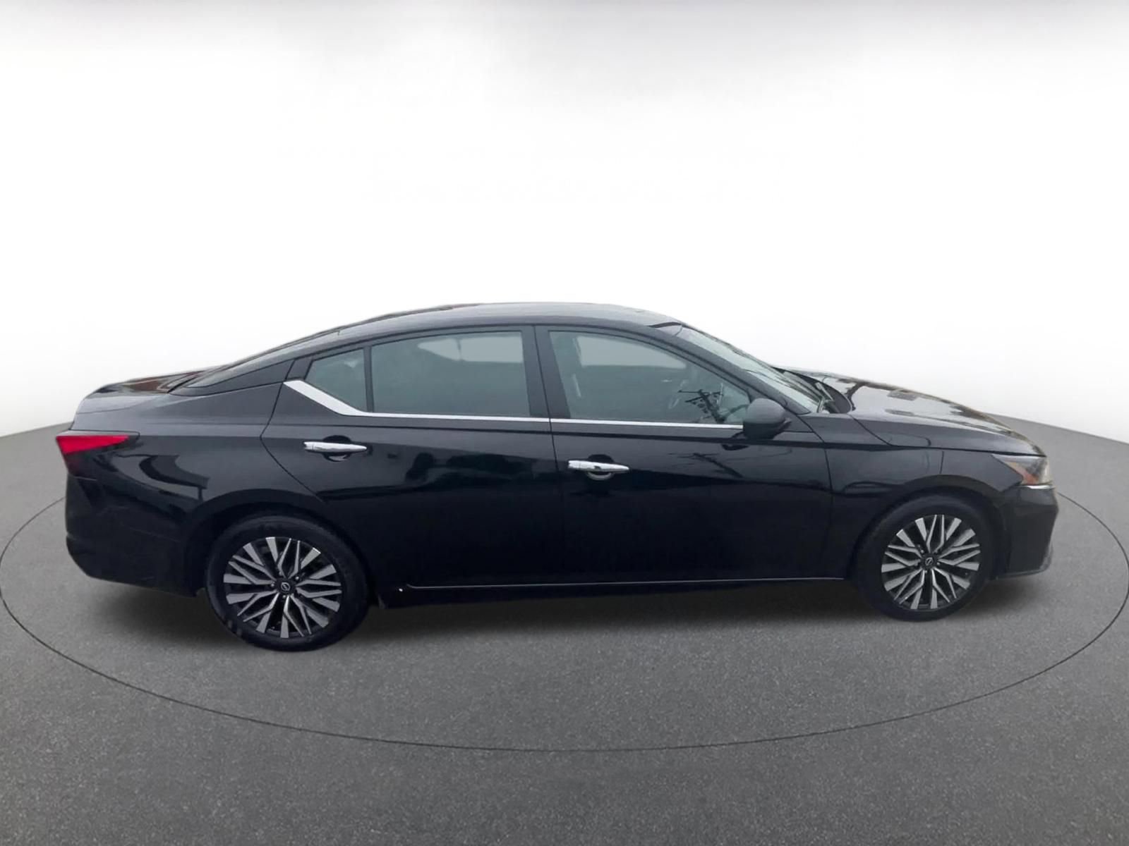 Used 2025 Nissan Altima 2.5 SV FWD image 16